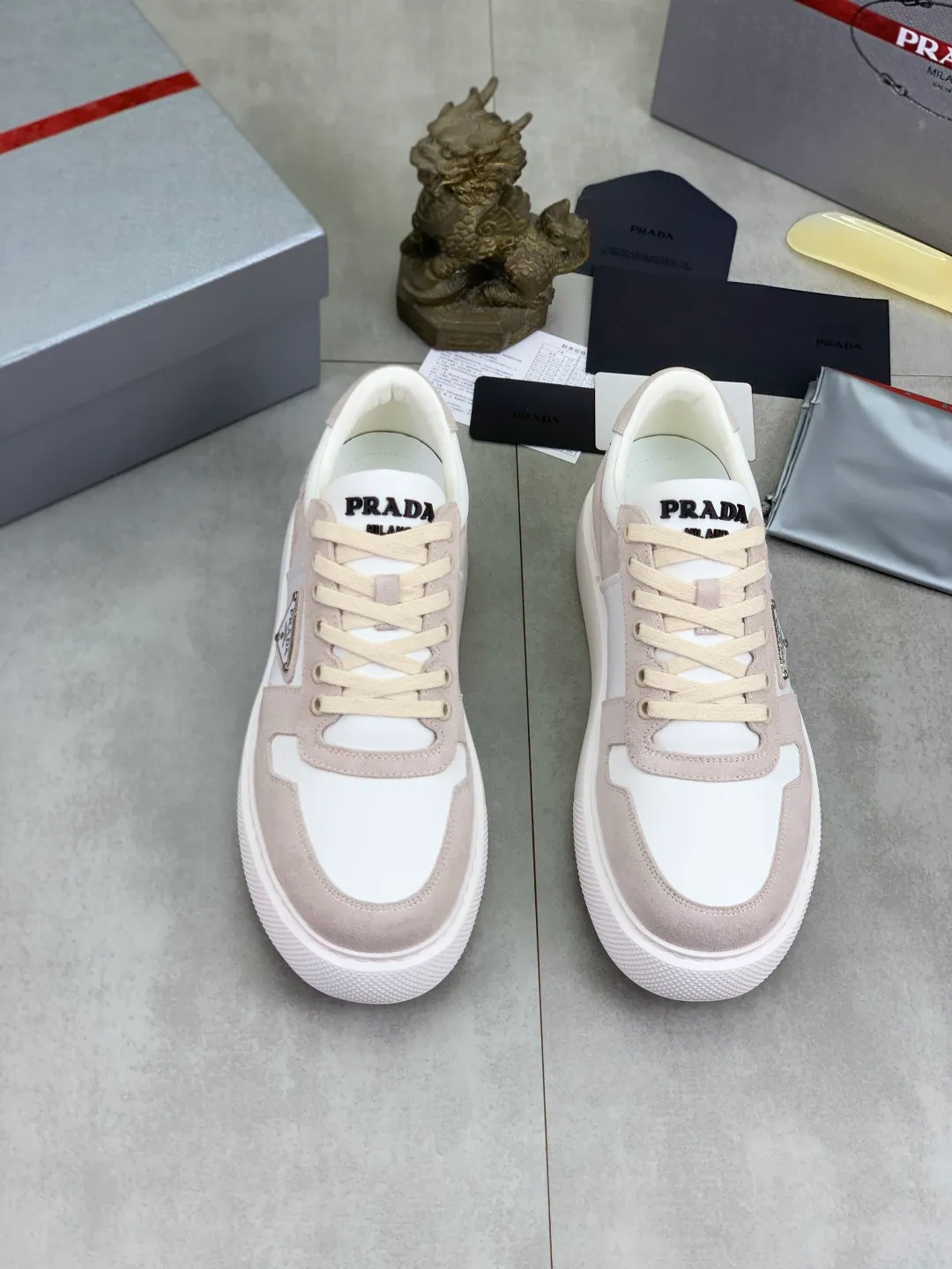 Men's shoes 💰P560💰 [New model] High version official website popular model is on the market, 🆘 Trendy brand (Prada) mainly promotes popular model, avant-garde and versatile fashionable men's shoes private version mold opening, cowhide surface splicing 1:1.. Stylish and simple, original imported cowhide lining cowhide feet; the atmosphere and personality are more fashionable, eye-catching and pursuing class. It will subvert the old idea and be a must-have for fashion trendsetters with you! Must keep it for yourself! Tall and comfortable, large and low, high-end quality workmanship. Code number: 38-44 5⃣️colors available.
